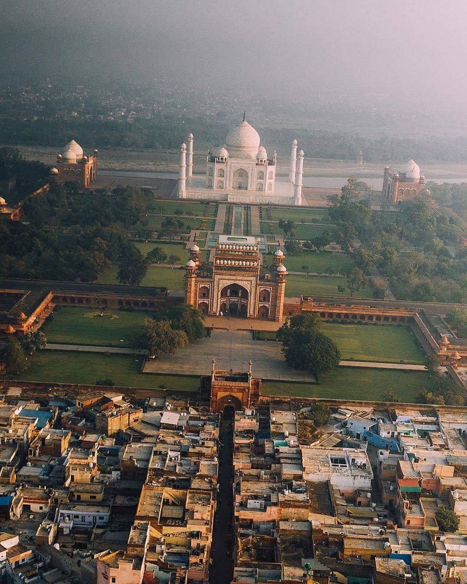 Nancy023922191's tweet photo. A view of the Taj Mahal. Opulence and poverty. https://t.co/9Yb6zafrKo