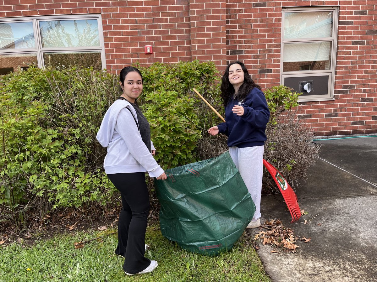 msankaran2's tweet photo. Spring cleanup happening at OA- thanks to the Leo’s and the Environmental club! ⁦@OATigers⁩ ⁦@flanagan_oahs⁩ ⁦@Mastro_OAHS⁩ https://t.co/Okqql92C8F