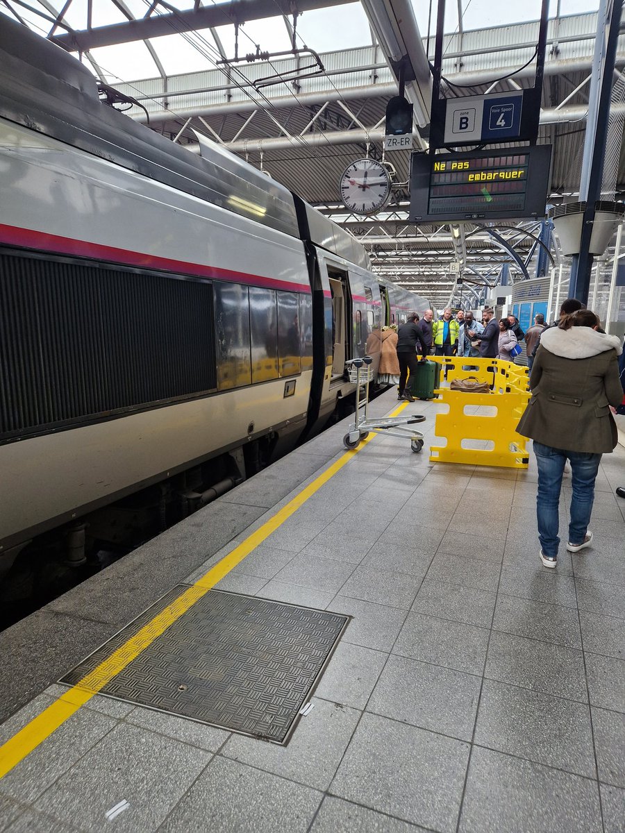 Pendeln_on_ICE's tweet photo. Gerade noch gespannt den Gepäckservice eines ankommenden #TGV in #Brussels-Zuid/Midi beobacht und dann Bahnsport zu meinem Zug #Gleiswechsel. Hier steht dafür ein #Thalys. Rückfahrt startet mit +9, App sagt Probleme in Frankfurt. Drückt die Daumen für die Rückfahrt /j. https://t.co/Id3eB8SH53