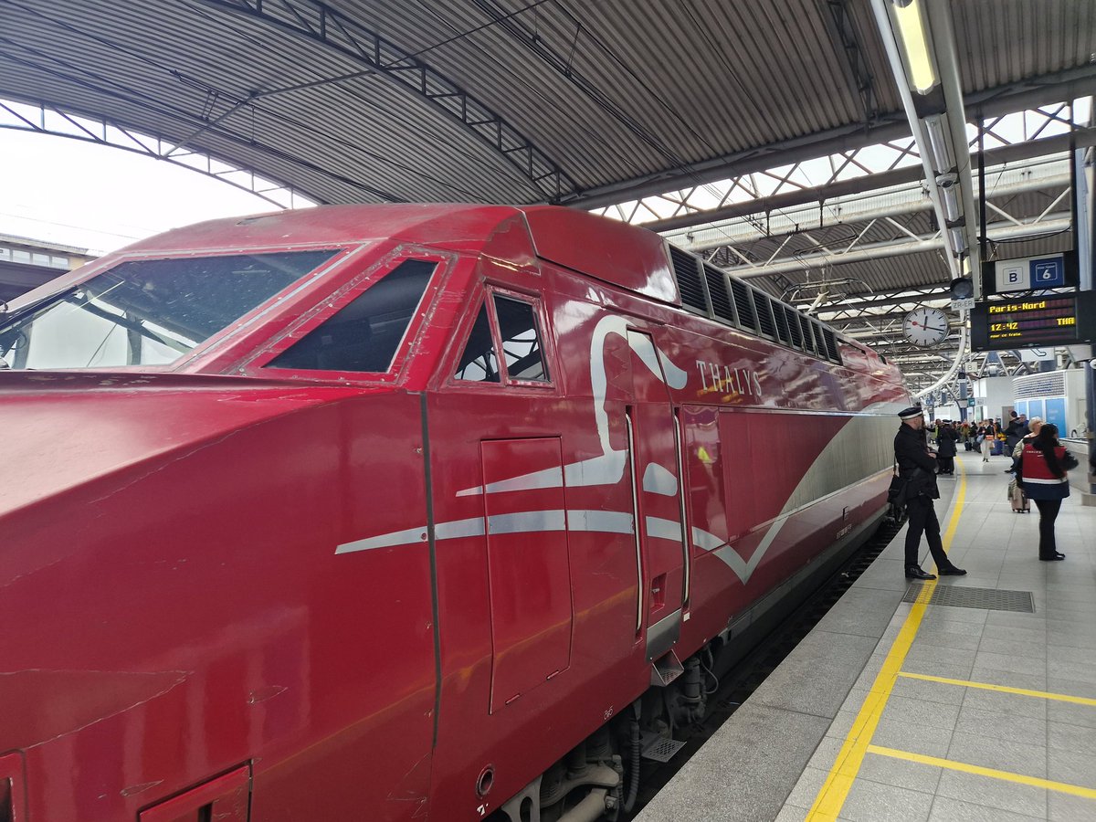 Pendeln_on_ICE's tweet photo. Gerade noch gespannt den Gepäckservice eines ankommenden #TGV in #Brussels-Zuid/Midi beobacht und dann Bahnsport zu meinem Zug #Gleiswechsel. Hier steht dafür ein #Thalys. Rückfahrt startet mit +9, App sagt Probleme in Frankfurt. Drückt die Daumen für die Rückfahrt /j. https://t.co/Id3eB8SH53
