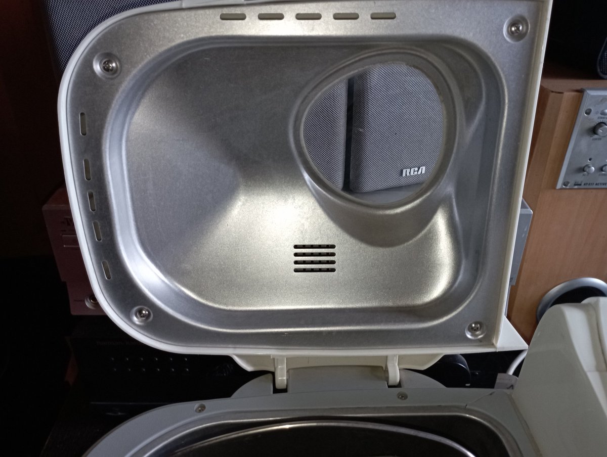 hypermall_ke's tweet image. Breville breadmaker. simply put the bread ingredients of your choice(flour, eggs, honey)at your own measure. The rest is done with the maker within a short period of time. It's cheap therefore saving the cost of buying bread daily. Kes 12k
#hypermall_ke 
#breville 
#breadmaker