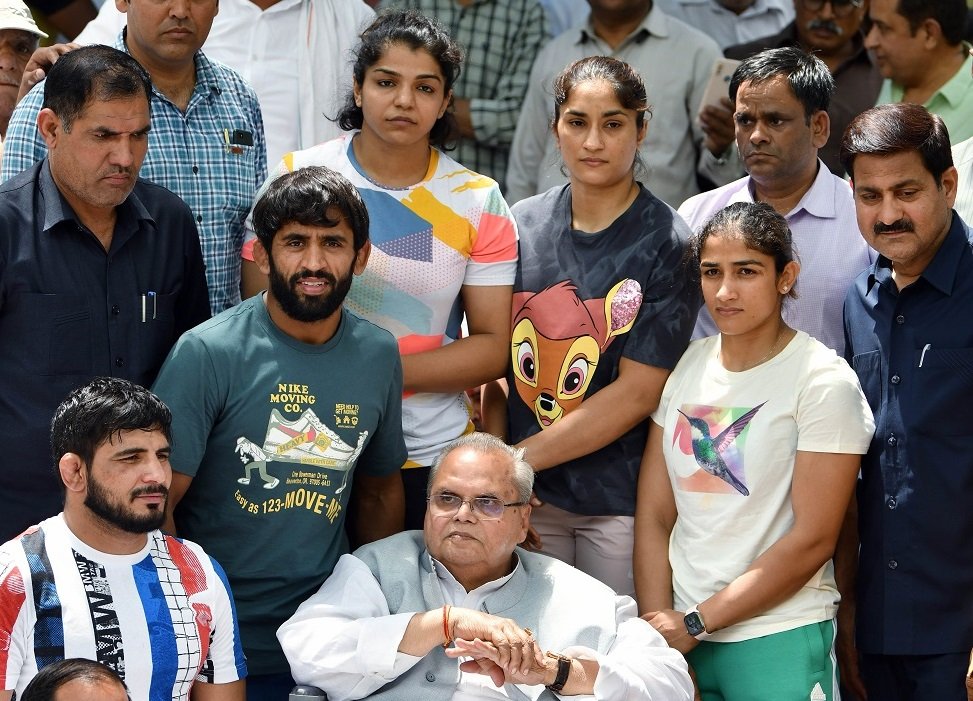 AjayYad89614123's tweet photo. @HansrajMeena लड़ाई,
असली शेर बनाम नकली शेर की हैं।
#I_Stand_With_Champions https://t.co/6hMJCWh2wN