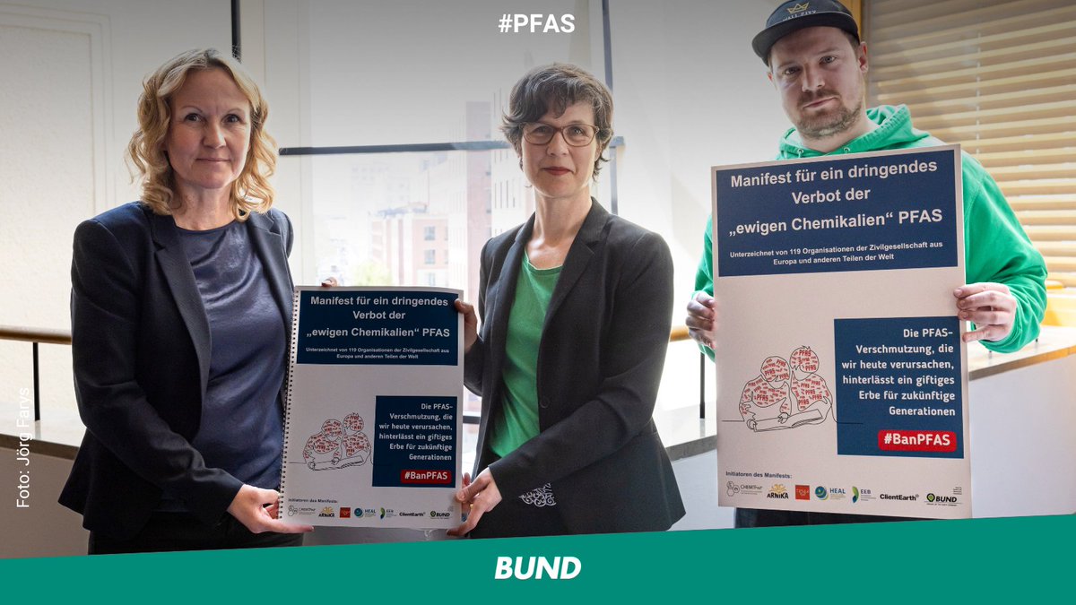 bund_net's tweet photo. Schluss mit den #Ewigkeitschemikalien! Sog. #PFAS vergiften Wasser u. Böden auf Jahrhunderte. Wir waren heute bei @SteffiLemke u. fordern mit dem PFAS-Manifest von mehr als 100 Orgas: Raus mit dem Gift aus Alltags-Artikeln! Komplett verbieten bis 2030! 👉 https://t.co/Hk7CDHBCrR https://t.co/K4jzbRKyCG