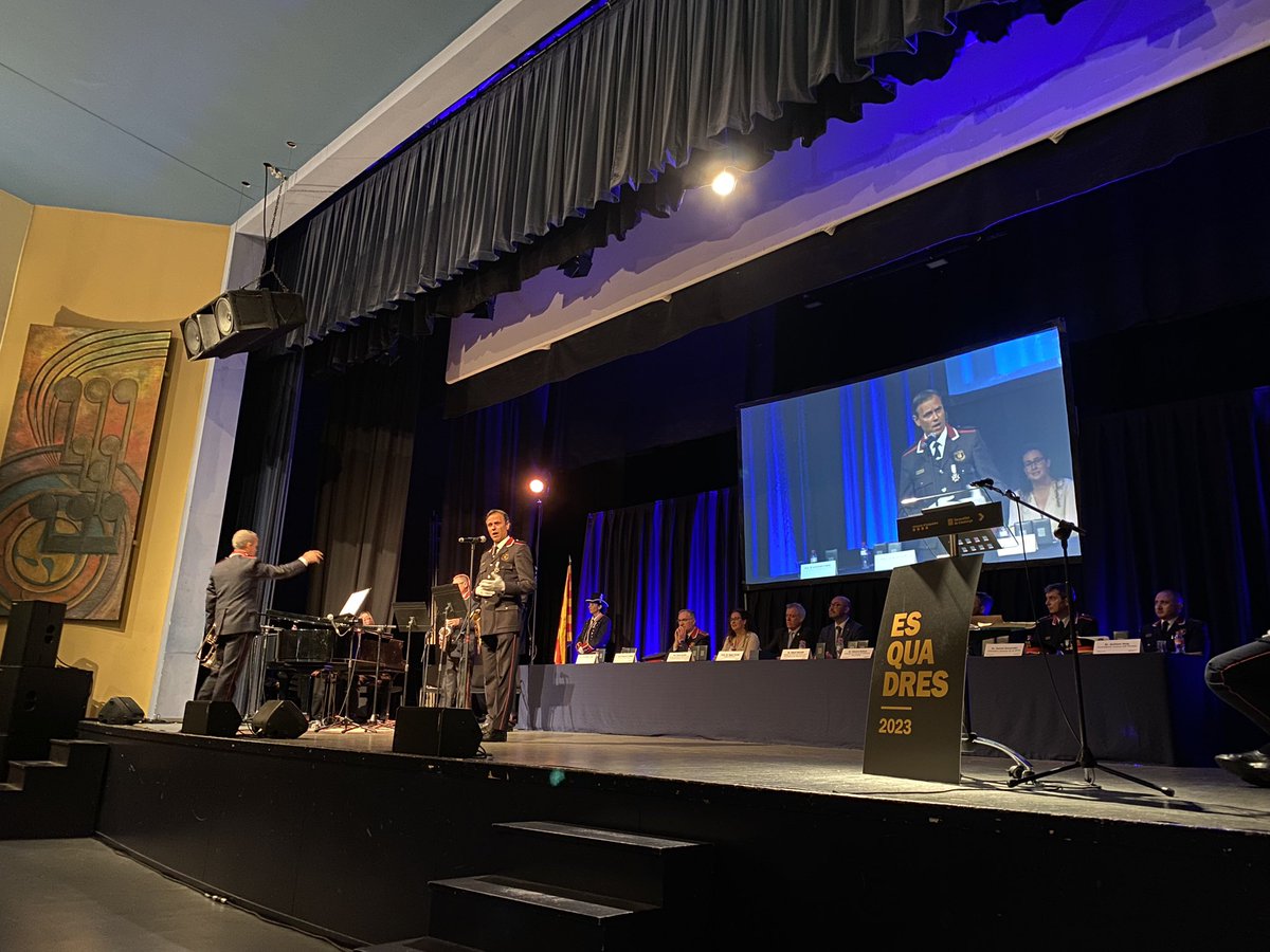 A #Amposta, amb la companya diputada <a href="/irenenegre/">Irene Negre #junts 🎗🎗🎗</a>, Dia de les Esquadres 2023 de la Regió Policial Terres de l'Ebre. Enhorabona a tots per les distincions i gràcies pel vostre necessari treball, al costat dels ciutadans. Excel·lent policia integral: per terra, mar i aire. <a href="/mossos/">Mossos</a>