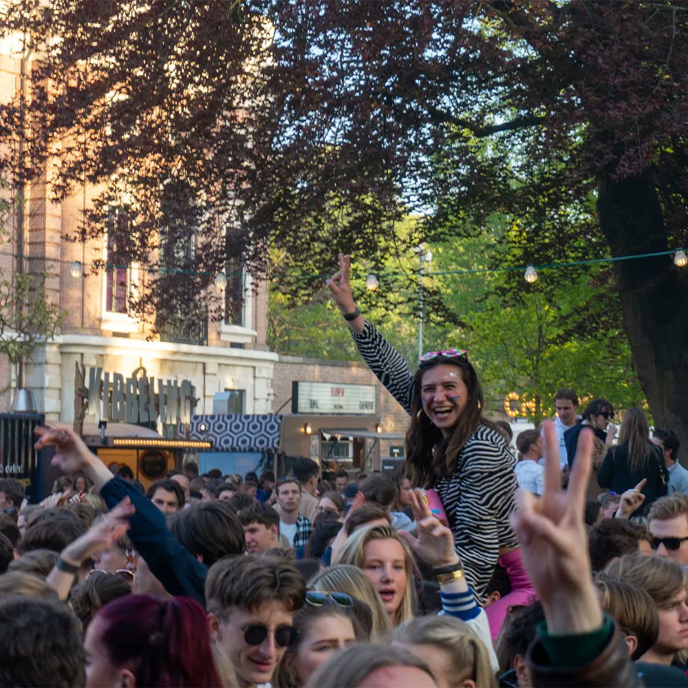 bevrijdingspop's tweet photo. Op het Dreefplein gaat ‘s middags het dak eraf met #Stijlbaas en @djvictorenrolf. 🚀 Vanaf 19 uur nemen de @zer00sheroes je mee terug naar Y2K met de allerbeste, -slechtste en -vetste hits uit de jaren ’00. Een gegarandeerd bevrijdingsfeest! #bevrijdingspop #bevrijdingspophaarlem https://t.co/zv7JDeXzZk