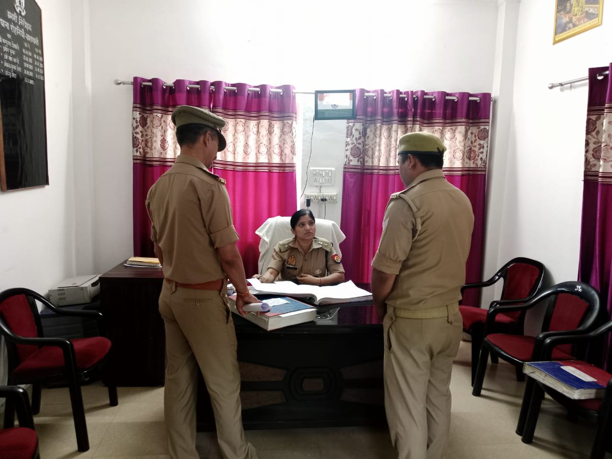 DcpVns's tweet photo. #DcpVarunaZoneVns @Arti_IPS17 ने क्षेत्र भ्रमण के दौरान थाना रोहनिया एवं मतदान स्थल का किया निरीक्षण। #NikayChunav2023 #PollingBoothInspection https://t.co/p7umMkLBaG