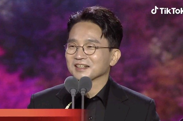 Koreamuse's tweet photo. Congratulations to #YooInsik for winning “Best Director Award” in Drama category for #ExtraordinaryAttorneyWoo at 59th Baeksang Arts Awards. 

#59thBaeksangArtsAwards
#BaeksangArtsAwards2023 https://t.co/P8o9LYsm2U