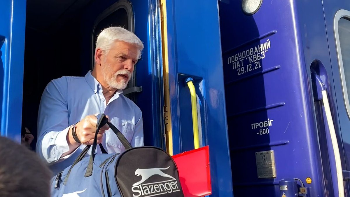 Prezident_PetrP's tweet photo. Před pár hodinami jsem dorazil do Kyjeva. S prezidentem @ZelenskyyUa si zahrajeme tenis. Kdo prohraje, zve @ZuzanaCaputova na večeři. https://t.co/meRE76Igmv