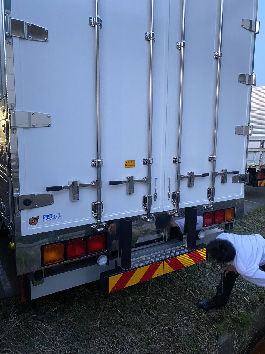 y51masa's tweet photo. ようやく新車が到着！
これから架装だけど残念ながらほぼ社長の意見でやるんだってよ😩 https://t.co/4z2goDEvdt
