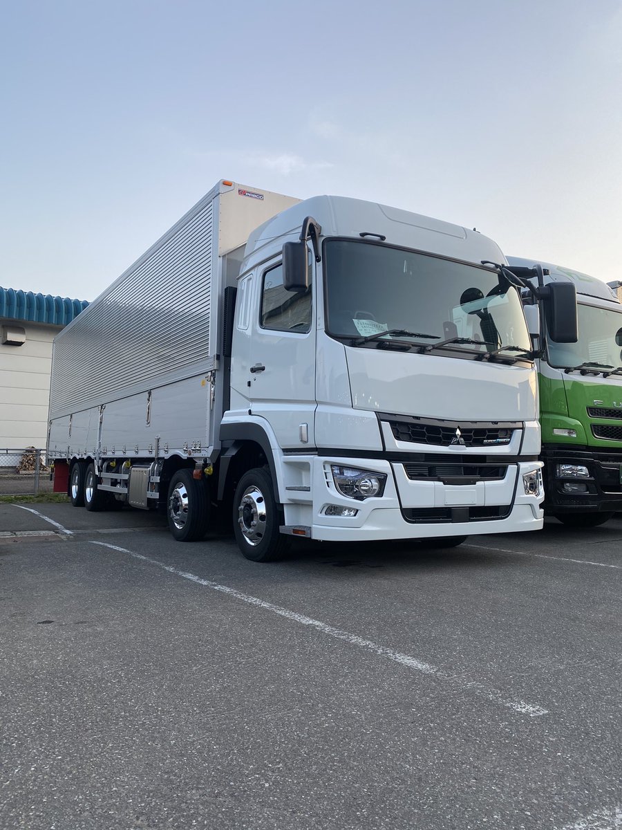 y51masa's tweet photo. ようやく新車が到着！
これから架装だけど残念ながらほぼ社長の意見でやるんだってよ😩 https://t.co/4z2goDEvdt