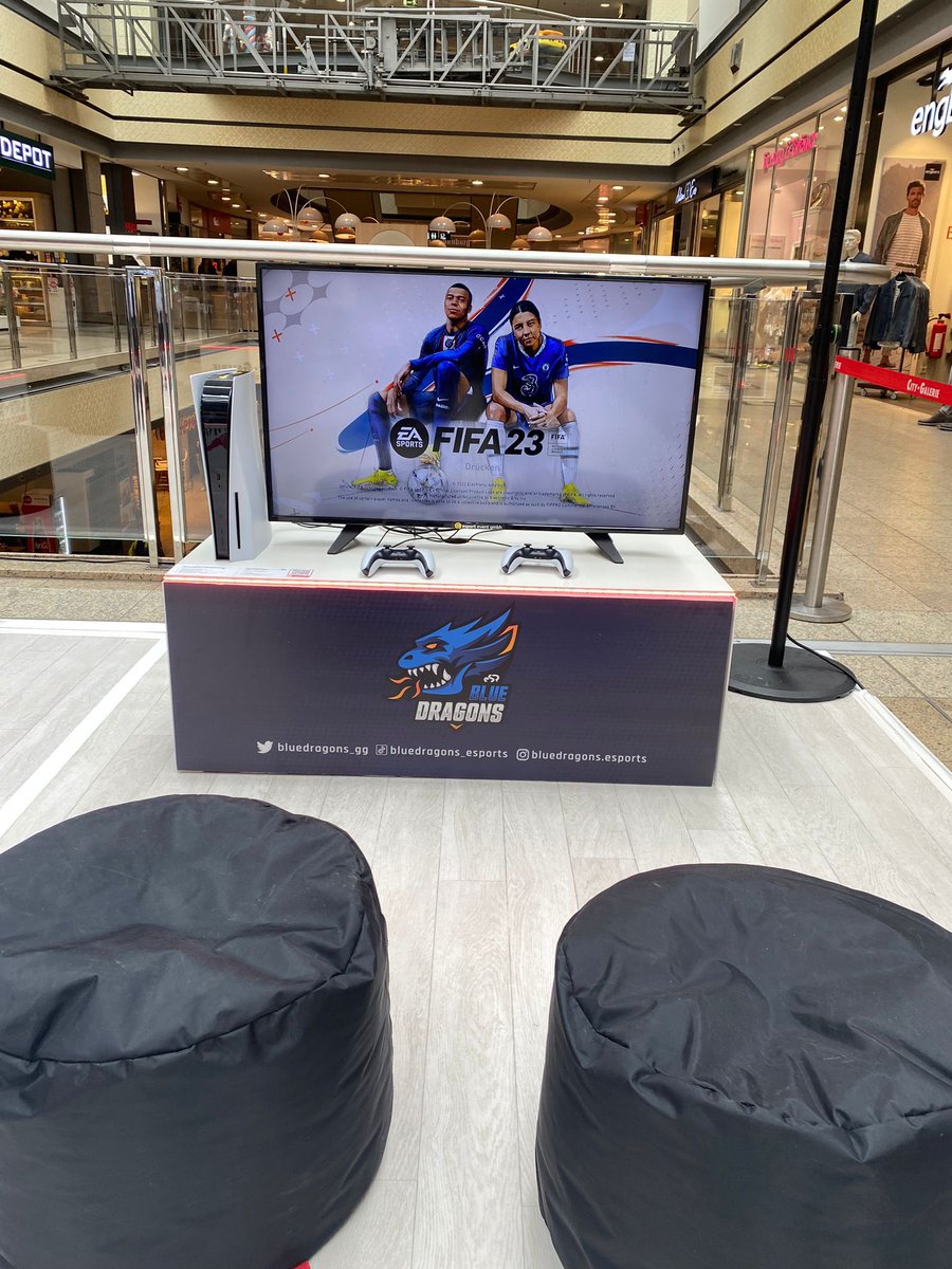 Would you rather play Fifa than go shopping with your family? then you are at the right place at our booth in Siegen in the shopping center! meet our esportsman <a href="/JstinFIFA/">B04_Jstin</a> and play against him🎮 <a href="/eSports_Rep/">eSportsReputation</a>