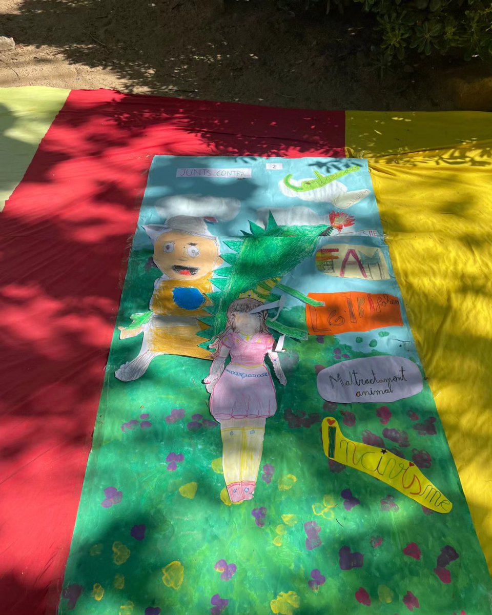 #SantJordi2023 va incloure aquest any una celebració al Parc Central organitzada pels alumnes de grau superior, grau mitjà i les #escolesdeprimàriadeMataró. Van gaudir d'un matí dibuixant murals i per després poder exposar-los. Moltes gràcies a tothom.