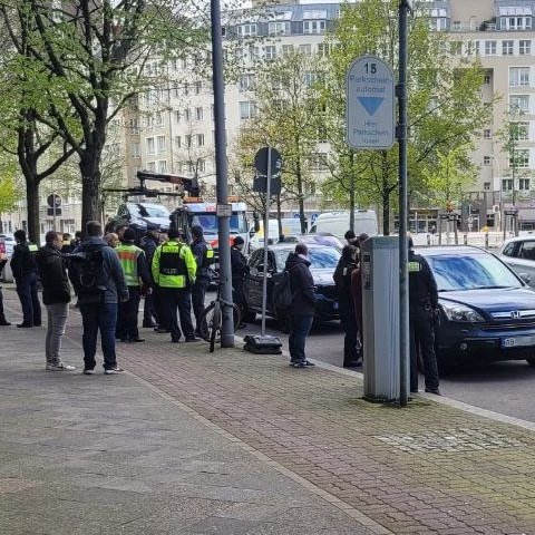 polizeiberlin's tweet image. Erkennung von Alkohol &amp;amp; Drogen im Straßenverkehr waren gestern das Ziel von Nico &amp;amp; Micha vom #A41, Kolleg. unserer #Polizeiakademie &amp;amp; des #LKA in #Schöneberg.
- 4x Fahren unter Drogen
- 2x Fahren ohne Fahrerlaubnis
- 3x Fahrzeuge sichergestellt
- 2x Besitz von Drogen
^tsm