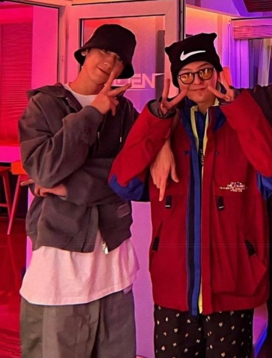 axhxo1's tweet photo. G-Dragon of #BIGBANG with Chanyeol of #EXO 

The world is healing. https://t.co/hZvbiOqljy