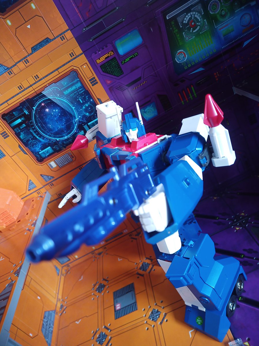 Kureigu8's tweet image. Usually day light gives me some of my better looking pictures without the glare my lights create on the background but the whites on this guy are not letting the face detail show right, #Transformers #Xtransbots #Stack #G1 #UltraMagnus #toyphotography