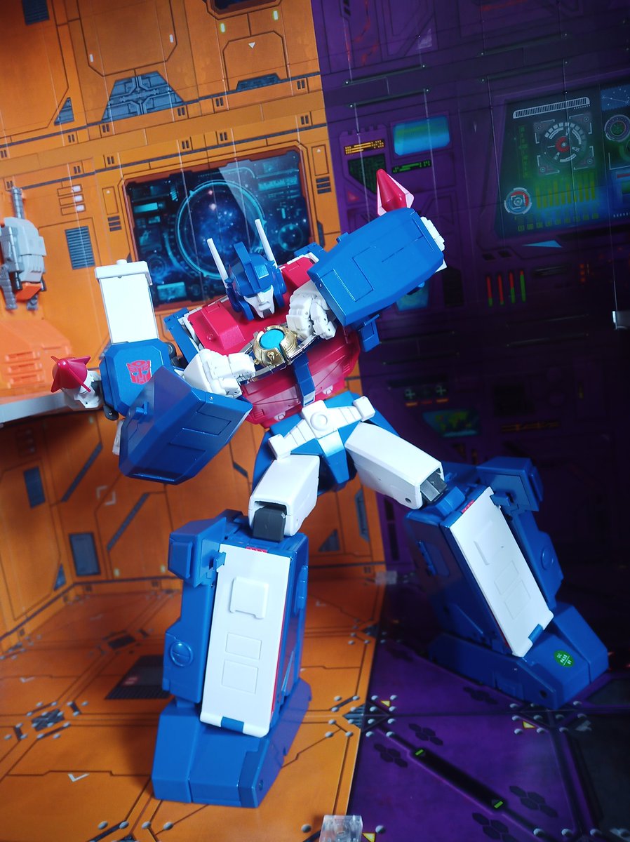 Kureigu8's tweet image. Usually day light gives me some of my better looking pictures without the glare my lights create on the background but the whites on this guy are not letting the face detail show right, #Transformers #Xtransbots #Stack #G1 #UltraMagnus #toyphotography