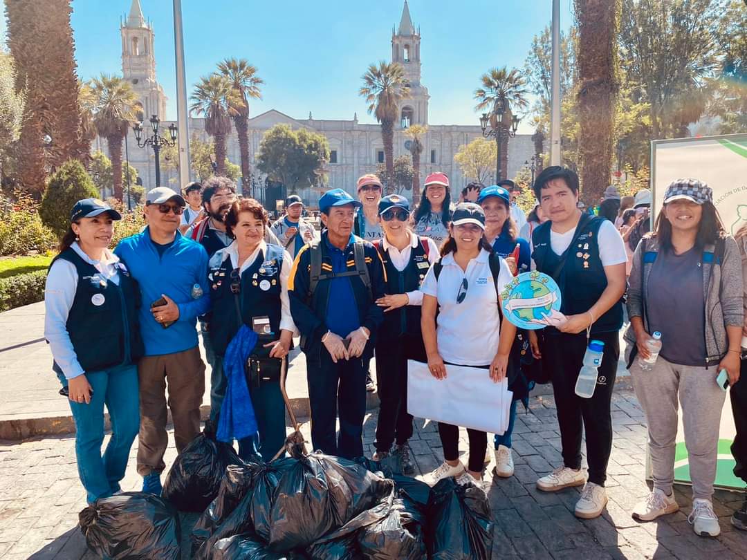 franzriveman's tweet photo. Actividad física con conciencia ambiental, caminar recogiendo basura, es una de las muchas formas para mantenernos activos.  Más de 80 personas de diferentes organizaciones y pobladores en general se unieron en el trekking y plogging en el valle de Chilina por el #Diadelatierra https://t.co/UIiEqFLOqh