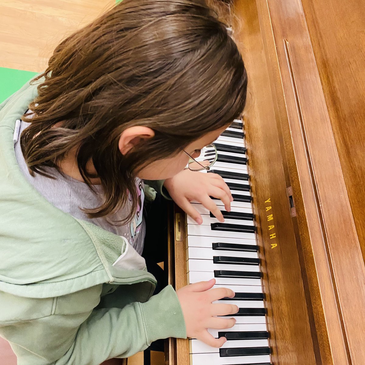 lobnafrench's tweet image. Introducing children to musical instrument prompts sensory, emotional &amp;amp; brain stimulation 🎹 🎶  Way to go E, L &amp;amp; V !!  #plasp @PLASP_CCS