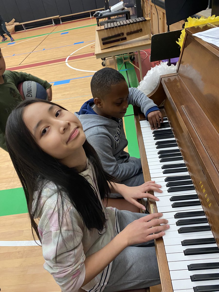 lobnafrench's tweet image. Introducing children to musical instrument prompts sensory, emotional &amp;amp; brain stimulation 🎹 🎶  Way to go E, L &amp;amp; V !!  #plasp @PLASP_CCS