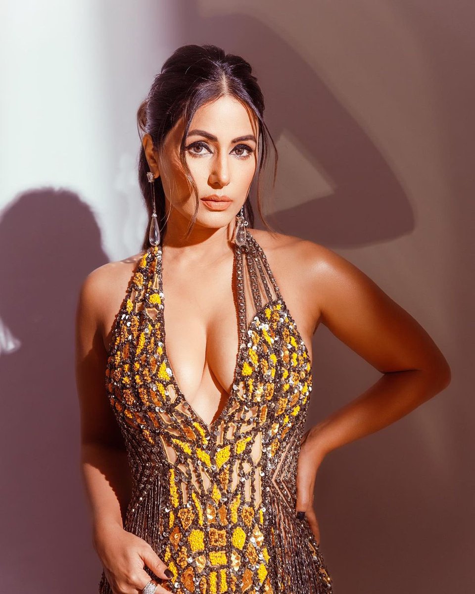 The slayer #HinaKhan arrived in absolute hot avatar at #FilmfareAwards2023 last night 🔥📸