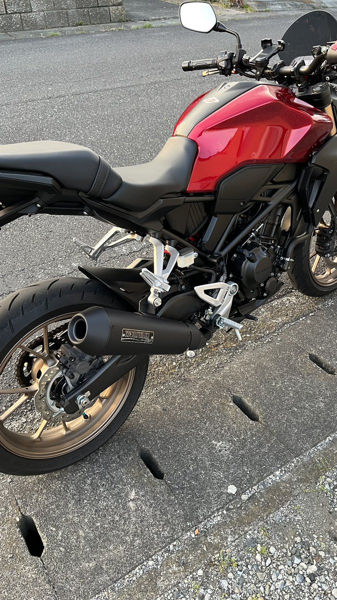 megusuke_life's tweet photo. ついにマフラー交換🏍️
やっぱり音が違って楽しい！！

＃cb250r
＃モリワキ
＃マフラー交換 https://t.co/Uyq0Z2XwzV