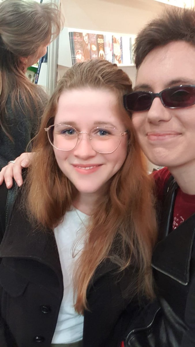 Es ist mir sehr unangenehm, mein Gesicht im Internet zu zeigen, aber wenn <a href="/C_I_Ryze/">Christine Ina Ryze</a> dabei ist, ist es ein bisschen ok. 🫨 #LBM2023 #lbm #lbm23 #LeipzigerBuchmesse