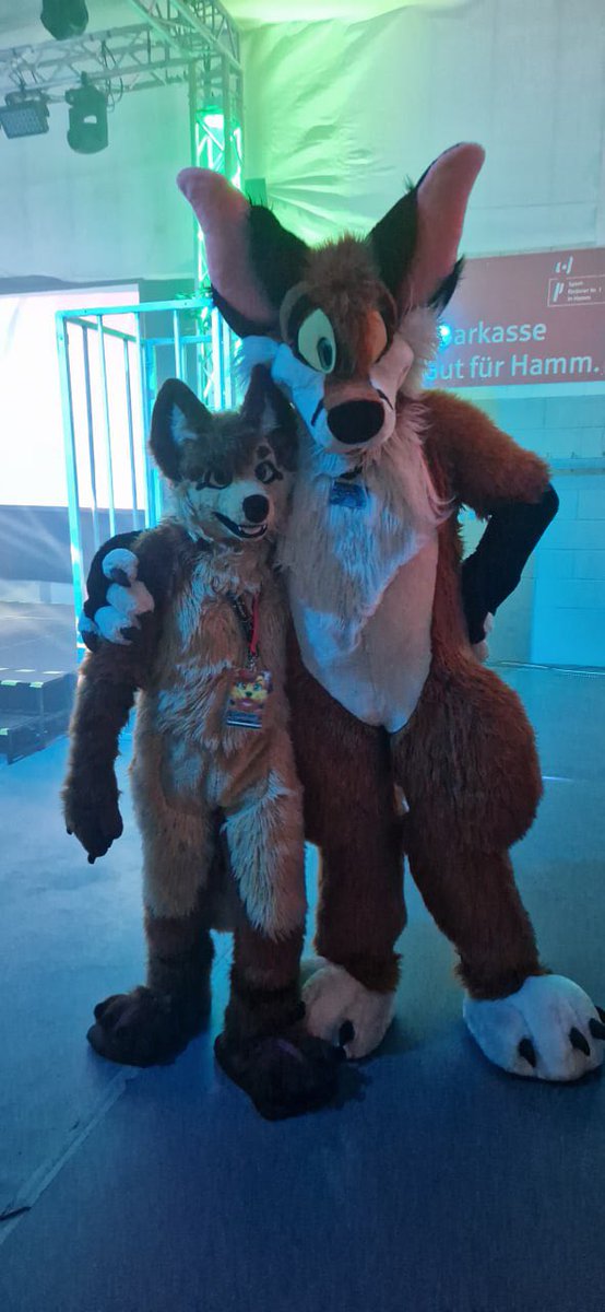 A fotofur switching sides: This time <a href="/gorshtweet/">Gorsh's Photo Studio</a> is in front of the 📸. Picture was taken at <a href="/2Dance_NRW/">2DANCE</a> #FursuitFriday #Furryfandom #fursuiter