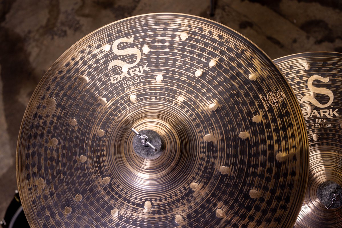 ZildjianJapan's tweet photo. S Darkシリーズの独特な外観は、シンバル職人が個別に手作業で行う専用のコーティングによるものです💡
2つと同じ見た目の個体は存在せず、1枚1枚固有のルックスとなりますが、サウンドのキャラクターは一貫性を持っています🟤✨
製品情報➡️https://t.co/E3Qf2YuTZC
#Zildjian #ジルジャン #SDark https://t.co/92mhJ57S53