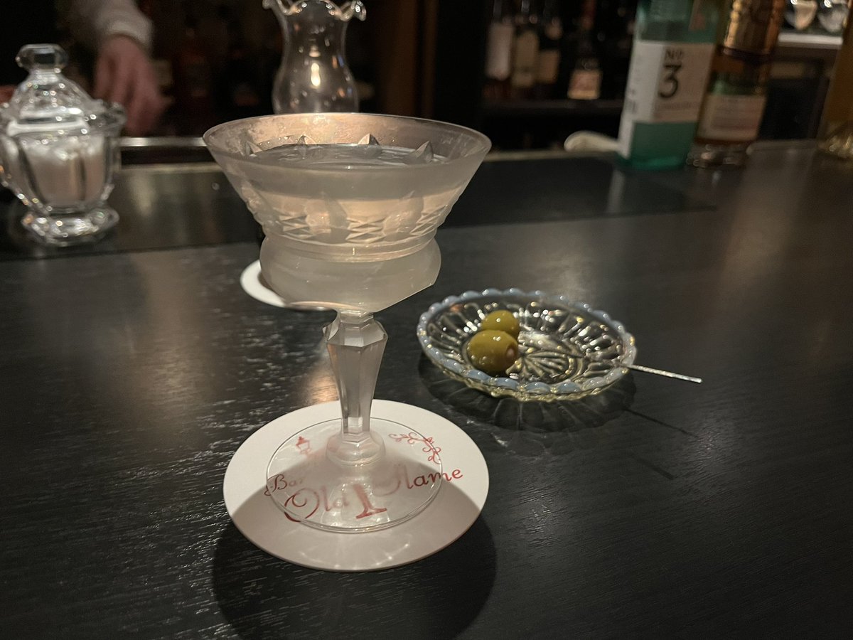 Syoma1988's tweet photo. 東京に用事があるのにわざわざ市川にホテル取って2夜連続お邪魔したBar Old Flame🍸

ここもYouTubeで知ってずっと憧れてたBAR🥃

マスター竹内さんの止まらないお酒の話を聴きながら、とても美味しいカクテルをたくさん頂きました！ https://t.co/DZFfCCFWPQ