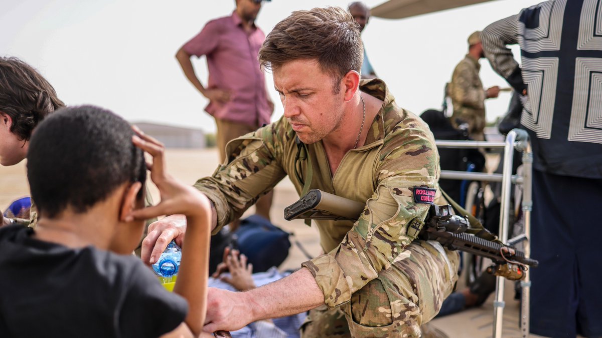 With the highest levels of professionalism – and the good humour and compassion expected of the #RoyalMarines...

Commandos are a crucial part of the UK effort to evacuate British nationals to safety after intense fighting broke out in Sudan.

➡️ow.ly/PrXY50NZQhq