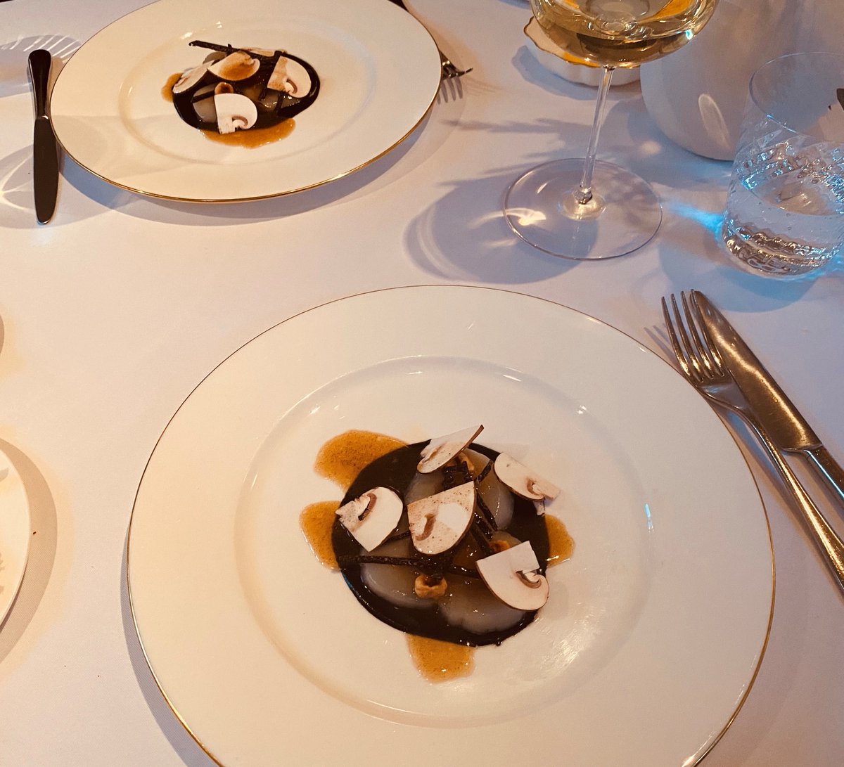 The MICHELIN Guide (@michelinguideuk) on Twitter photo Two of Orkney’s finest exports – these scallops and chef <a href="/IsaacMcHale/">isaac mchale</a> <a href="/thecloveclub/">The Clove Club</a>
#2MICHELINStars #Shoreditch
guide.michelin.com/gb/en/greater-… Two of Orkney’s finest exports – these scallops and chef <a href="/IsaacMcHale/">isaac mchale</a> <a href="/thecloveclub/">The Clove Club</a>
#2MICHELINStars #Shoreditch
guide.michelin.com/gb/en/greater-…
