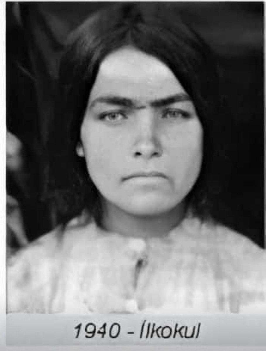 bahadireren25's tweet photo. 1930 yılında
Karaman'ın
Uğurlu köyünde 
Bir kız çocuğu dünyaya geldi.
Adını Ayşe koydular. 

Ayşe 15 yaşına kadar köyde eğitim aldı.
Sonra Köy Enstitüsüne gitmek istedi.

Köy Enstitüsü İvriz'deydi.
Bir çıkı hazırladılar Ayşe'ye.. 
İçine çökelek, pekmez, yufka koydular.

4 Temmuz 1945'de yürüyerek yola çıktılar eniştesiyle.
İki geceyi dağda geçirdiler.
Karaman'a vardılar, oradan kağnı ile Ereğli'ye. 
Oradan İvriz'e. 

Ayşe öylesine okuma heveslisiydi ki.
1950 yılında 
İvriz köy Enstitüsünü
Birincilikle bitirdi. 

Ardından 
Ankara Kız Teknik Yüksek Öğretmen Okulu kazandı. 
Onu da birincilikle bitirdi.

Ankara Valisi Kemal Aygün 
Ayşe'yi takip ediyordu. 
Gel danışmanım ol dedi, 

Ama o 
"Köylere gidip çocukları yetiştirmem gerek"
deyip öğretmenliği seçti.

Trabzon-Vakfıkebir ilçesi 
Beşikdüzü’nde öğretmenliğe başladı. 
Yetmiyordu, daha çok şey yapmalıydı çocuklar için.

Burs bularak ABD’ye gitti.

Wisconsin Üniversitesi’nde doktora yaptı. 
Okulda hoca ol dediler. 

Ama o 
'Ülkemdeki çocuklara bakmam gerek’ dedi, 
Ankara’ya döndü.

Hacettepe Üniversitesi 
Temel Bilimler Yüksek Okulu’na bağlı 
Beslenme Bölümü’nde ders vermeye başladı.

Yetmedi. 
Kişisel çabalarla 
Ankara Üniversitesi Ev Ekonomisi Yüksek Okulu’nu kurdu.

Burada bir laboratuvar açtı. 
Köydeki çocukların hastalıklarına çare olmak için kimyasallar hazırladı. 

Köydeki salgınlara karşı ishali engelleyen bir ilaç geliştirdi. 

Türkiye’nin her köyüne ilaç yolladı. 
Ve tüm bunları parasız yaptı. 

Bir vakıf kurdu; 
Beslenme Eğitimi ve Araştırma Vakfı 
BESVAK.
Burada burs beslenme uzmanları yetiştirdi, kurslar verdi. 

Yetmedi.
Vakıf bünyesinde çocuklara burs sağladı ve okuttu. 
Bilhassa kız çocuklarını,
Yani, kendi gibi köylü kız çocuklarını… 

Prof. Dr. Ayşe Baysal 
2016 yılında 
86 yaşında 
Ankara'da 
Vefat etti.

Laboratuvarda besin üzerine çalışmalar yaptı.

Köy Enstitülerinin neden gerekli olduğunun 
En CANLI örneklerinden birisidir Prof. Dr Ayşe BAYSAL

("Mercimek teyze" olarakta biliniyordu.)
Alıntıdır