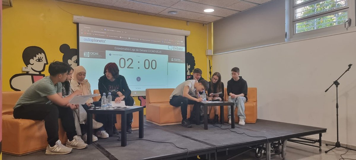 Comença la Lliga de Debat 👍amb els Instituts Rubió i Ors i Apel·les Mestres . Organitzat per 3/4×5/4 i l'Associació d'Estudiants