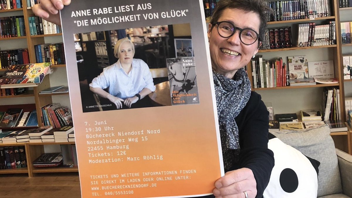 buechereck's tweet photo. Große Vorfreude. @AnneRabe2 mit „Die Möglichkeit von Glück“ am 7.6. bei uns im Büchereck. Kommt alle. Tickets im Onlineshop oder direkt im Laden. https://t.co/H1dfT4T5Hv. #annerabe #lesung #hamburg @KlettCottaTweet https://t.co/sECQJ7t3GM
