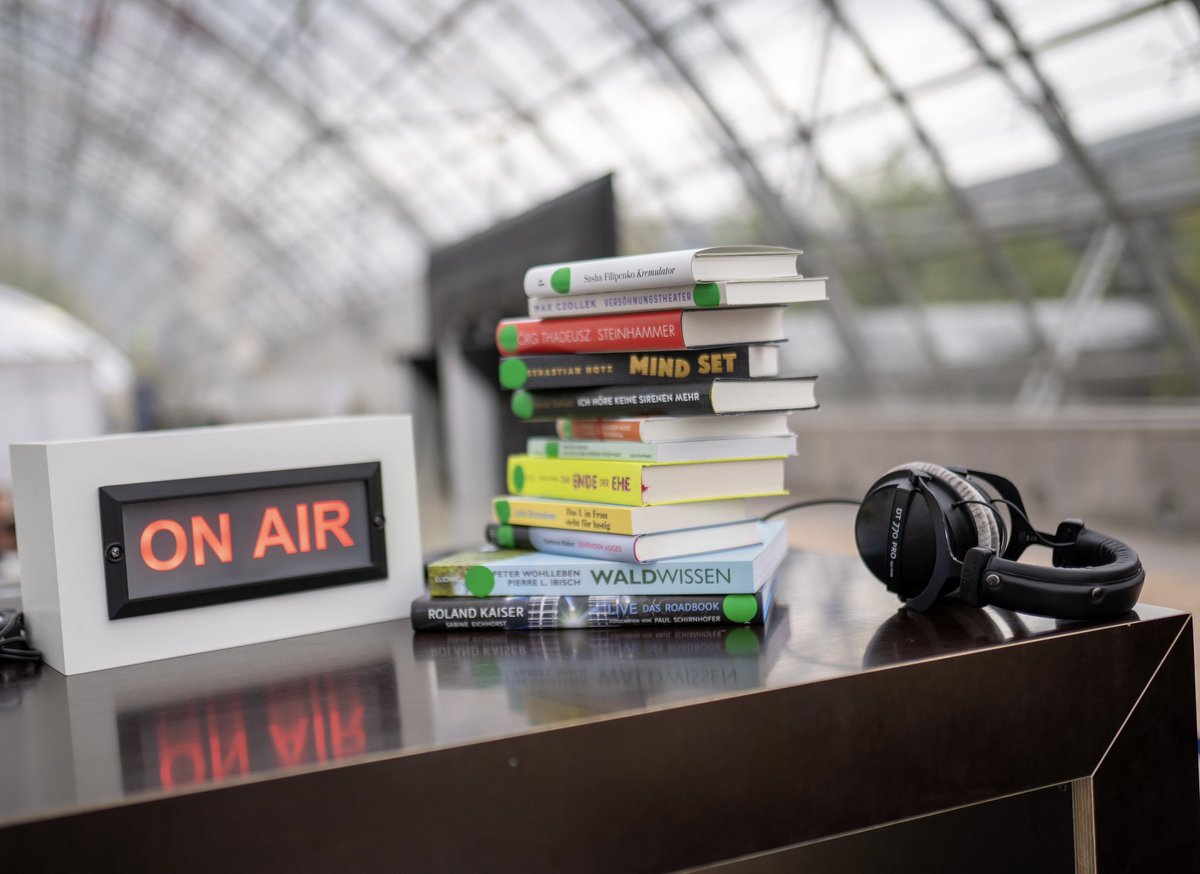 Wir freuen uns riesig auf Tag 2 der #lbm23! 📚Heute mit dabei: <a href="/elhotzo/">E L   H O T Z O</a> @derherrschulz <a href="/PeterWohlleben/">Peter Wohlleben</a> <a href="/AnDitti/">Anne Dittmann</a> <a href="/schwarzblond/">Laura Sophie Dornheim</a> u.v.m. Das komplette Programm findet ihr hier: bit.ly/lbm23detektor ✨ Kommt in der Glashalle (Stand 04) vorbei oder hört den Wortstream von 15-19 Uhr!