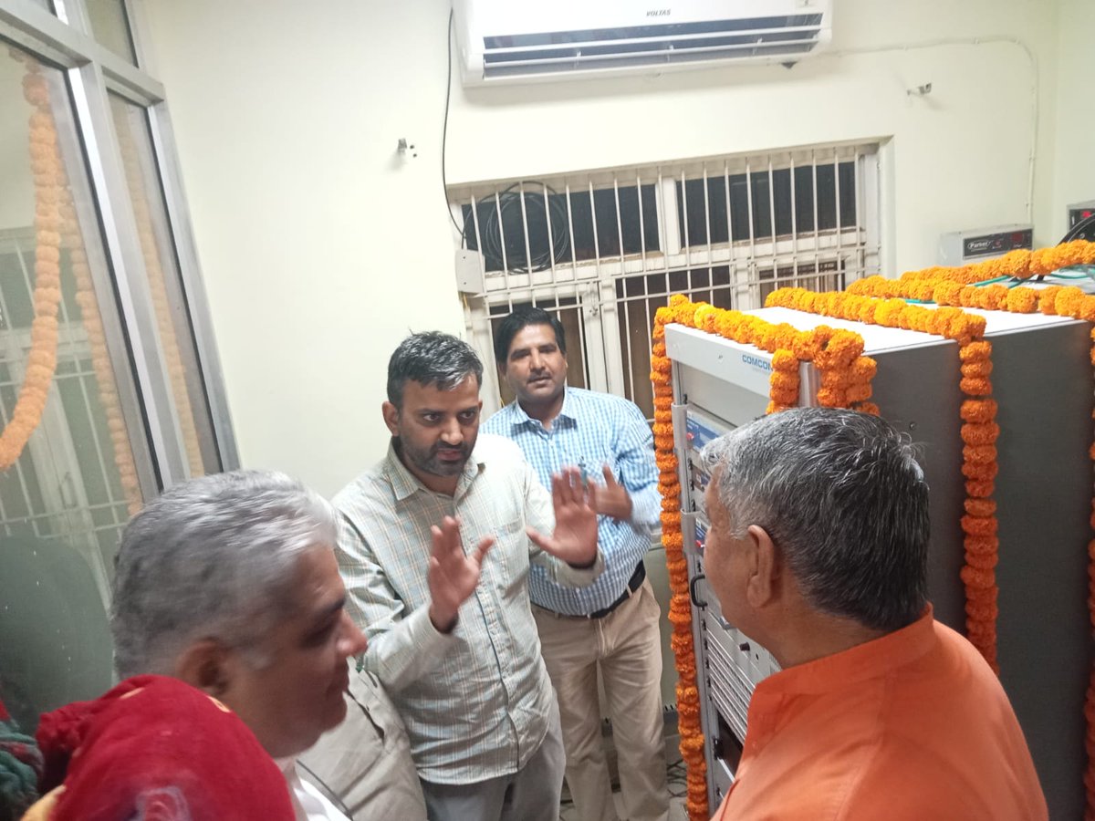 आकाशवाणी केंद्र भिवानी, में आयोजित एफएम  ट्रांसमीटर के शुभारंभ कार्यक्रम में शामिल हुए। माननीय प्रधानमंत्री श्री नरेंद्र मोदी जी ने वर्चुअल माध्यम से इस कार्यक्रम को शुरू कर देशवासियों को संबोधित किया। कार्यक्रम की अध्यक्षता श्री भूपेंद्र यादव जी, केन्द्रीय कैबिनेट मंत्री ने की.