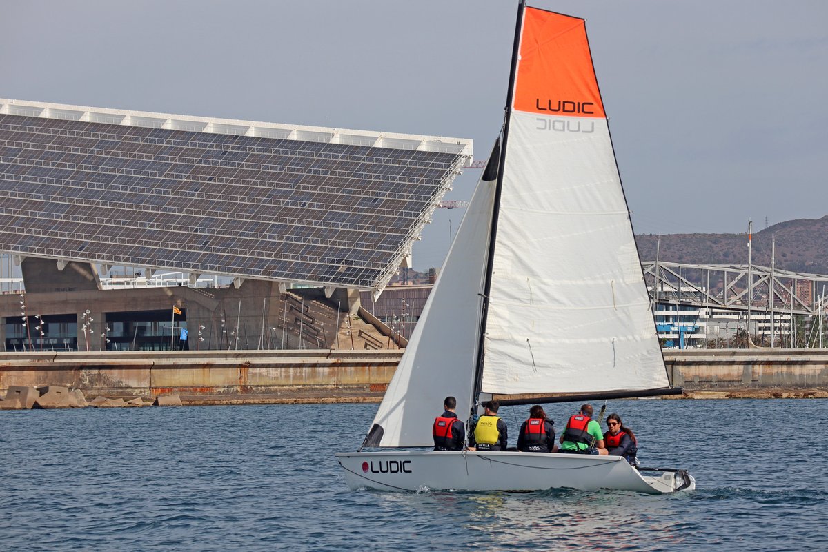 vela_cat's tweet photo. 🔛Tret de sortida a la formació del professorat i dels futurs tècnics del projecte  "Viu la Vela" per acostar l’esport de la vela als joves de Barcelona 👉https://t.co/EwCqFYmBNR

https://t.co/EMcsdOJmuM

@BCN_esports @bcn_ajuntament

#viulavela #pavellóblau #americascup https://t.co/YJd7dXiXHz