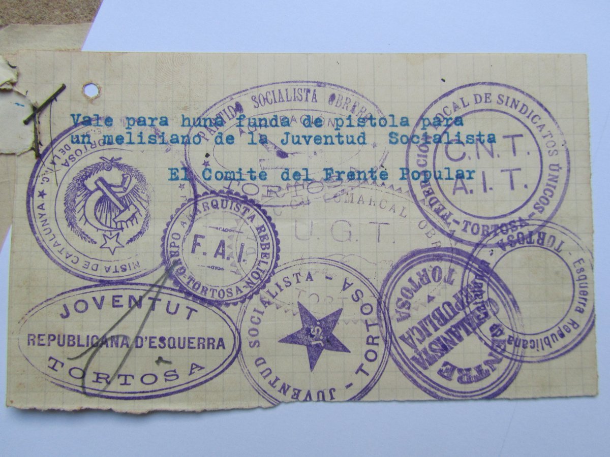 Sovint,  els documents menors ens aporten molta informació addicional. Vet aquí un val  per a una funda  de pistola a un milicià. Els 9 segells que autoritzen l’operació ens contextualitzen gràficament els primers mesos de guerra civil al 1936. #Xac #patrimonidocumental