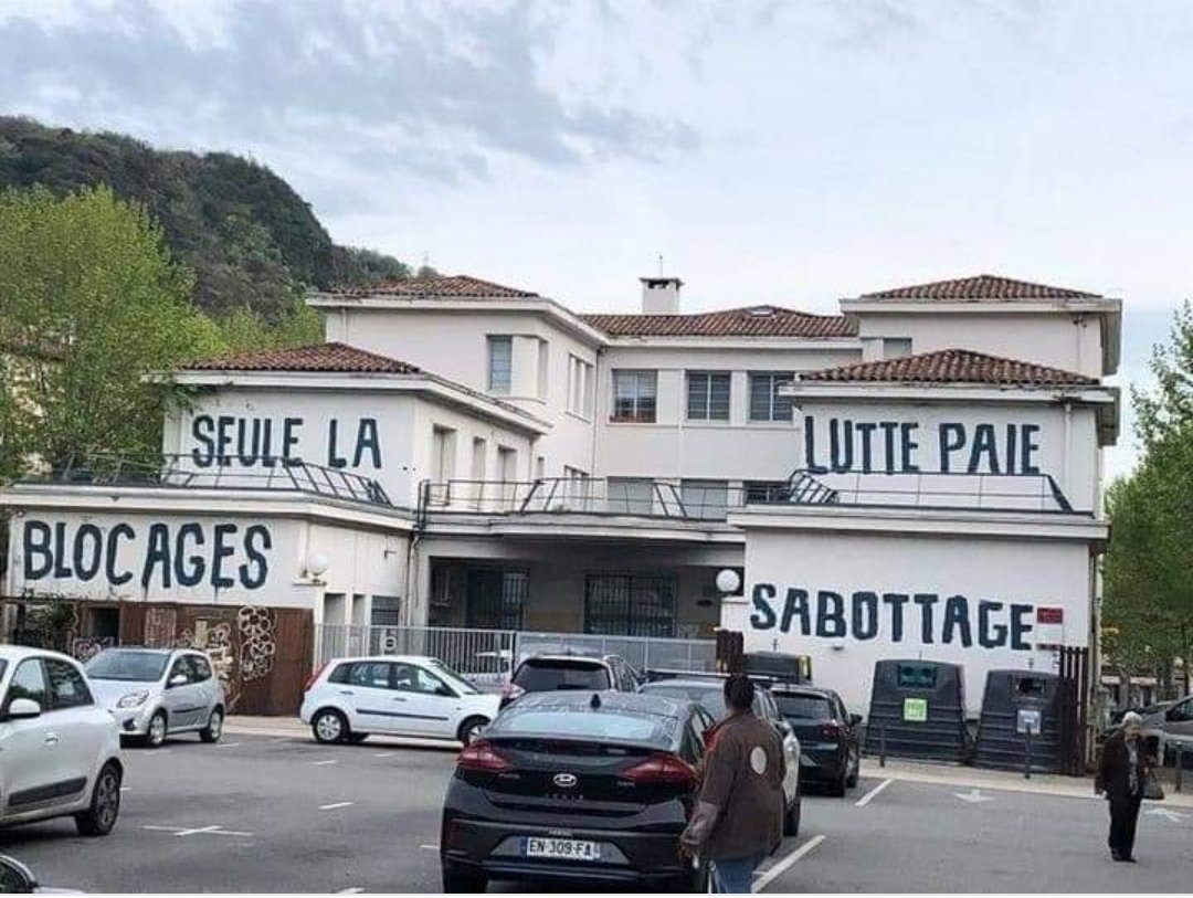 27 AVRIL. AU JOUR D'APAISEMENT N°10, LA POSTE A FOIX (ARIEGE)
(Photo via Jacques C.)
#Foix 
#Ariège #IntervillesDuZbeul 
#OnNeLesLachePas 
#100joursDeZbeul 
#Apaisement
