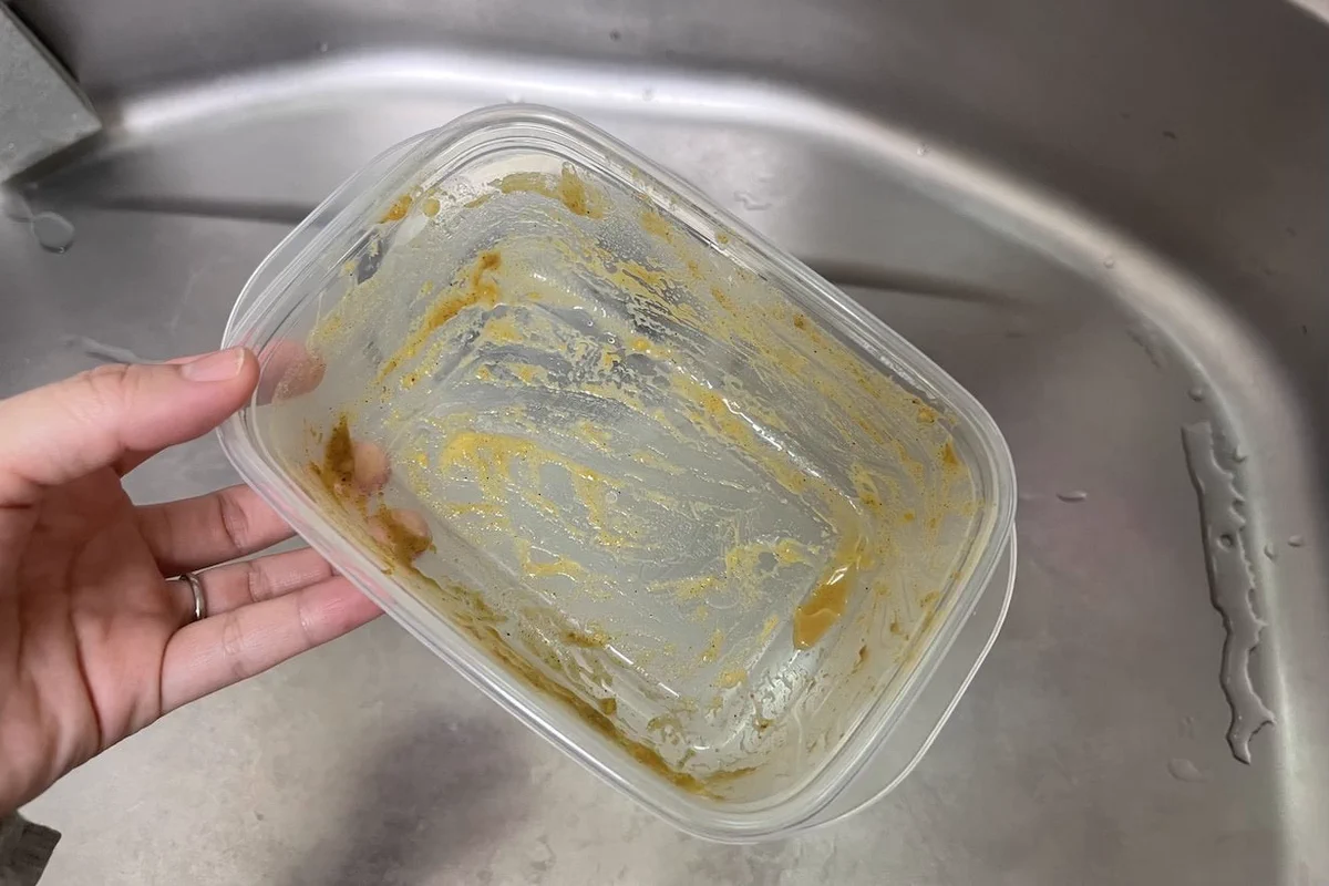 これは目からウロコ！？カレーを入れたタッパーを綺麗にする方法。