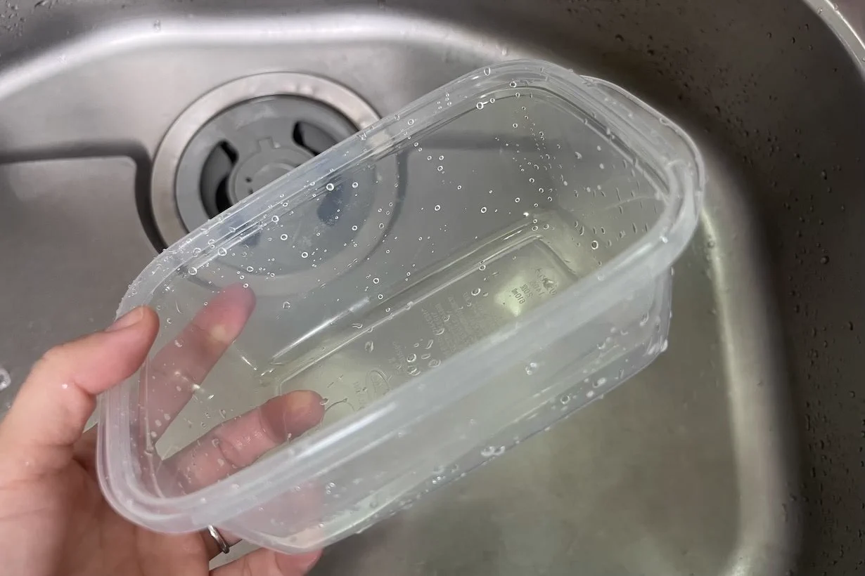 これは目からウロコ！？カレーを入れたタッパーを綺麗にする方法。