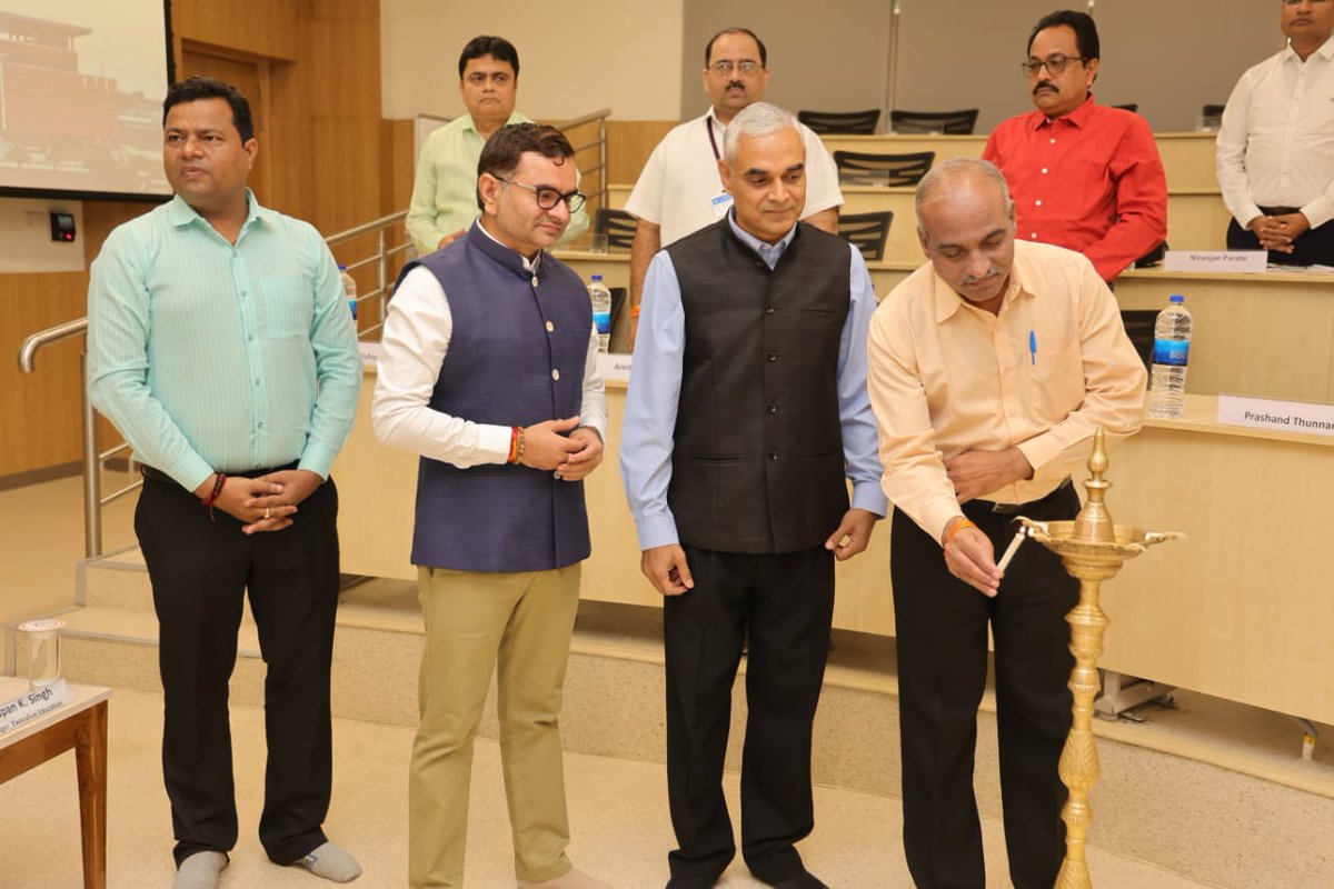 MOIL_LIMITED's tweet image. Advance Management Development Program(MDP) for newly promoted Senior Executives of MOIL Ltd. at IIM, Nagpur.

#HarEkKaamDeshKeNaam #MOIL #ManagementDevelopmentProgram #IIMNagpur