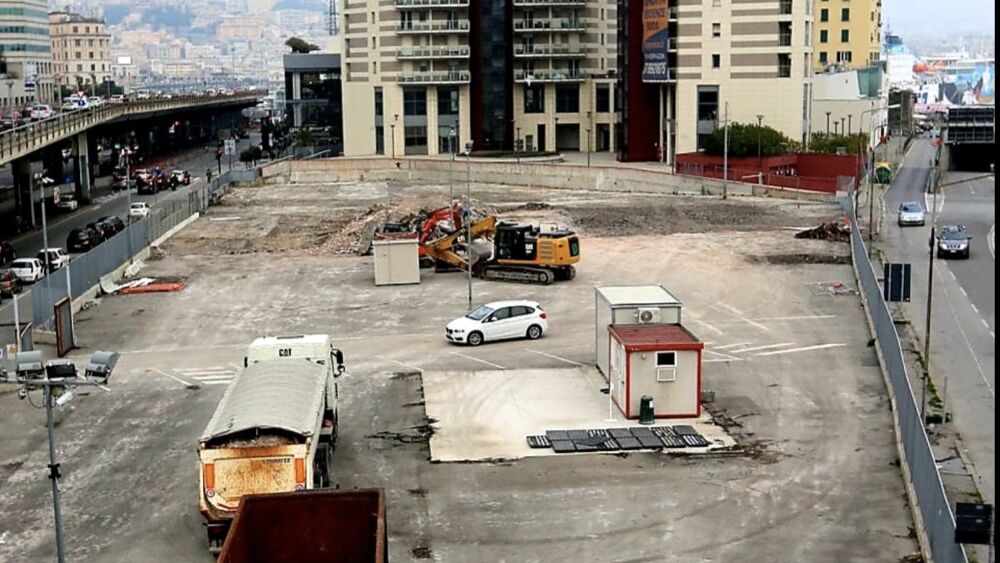 Crolla cancello nel cantiere di Esselunga, operaio portato in ospedale dlvr.it/SnC78H