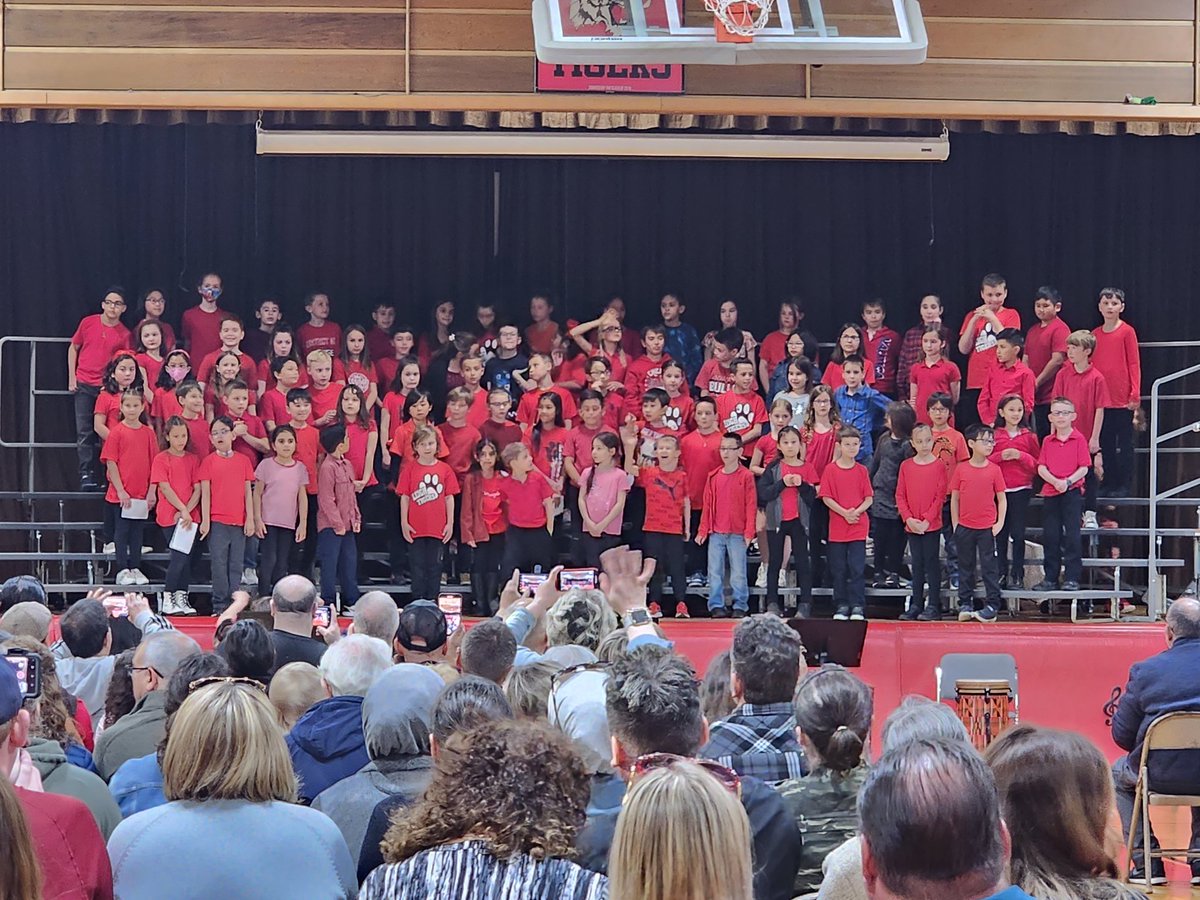 mguzikD80's tweet photo. Fine Arts Night at Leigh School for 3rd and 4th graders!  The students were spectacular!  Thank you, Mrs. Radzik! https://t.co/vzO1d6nhlg