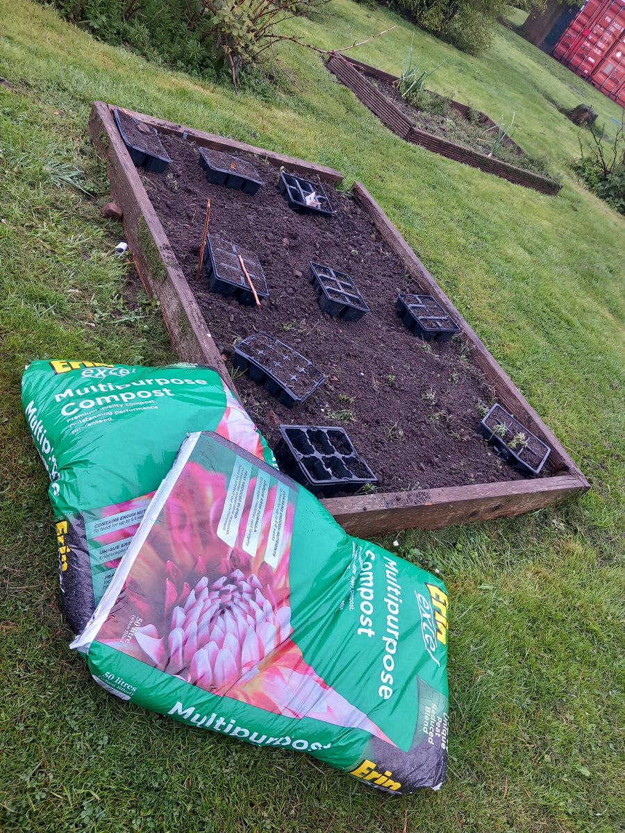 Taking advantage of the weather this morning. The beginnings of our natural dyeing garden, curtesy  of @WovenInKirklees @nataliewalton78 #GrowingColourTogether
We have lots of fiery colours........now we need a name for it. Open to suggestions.😍