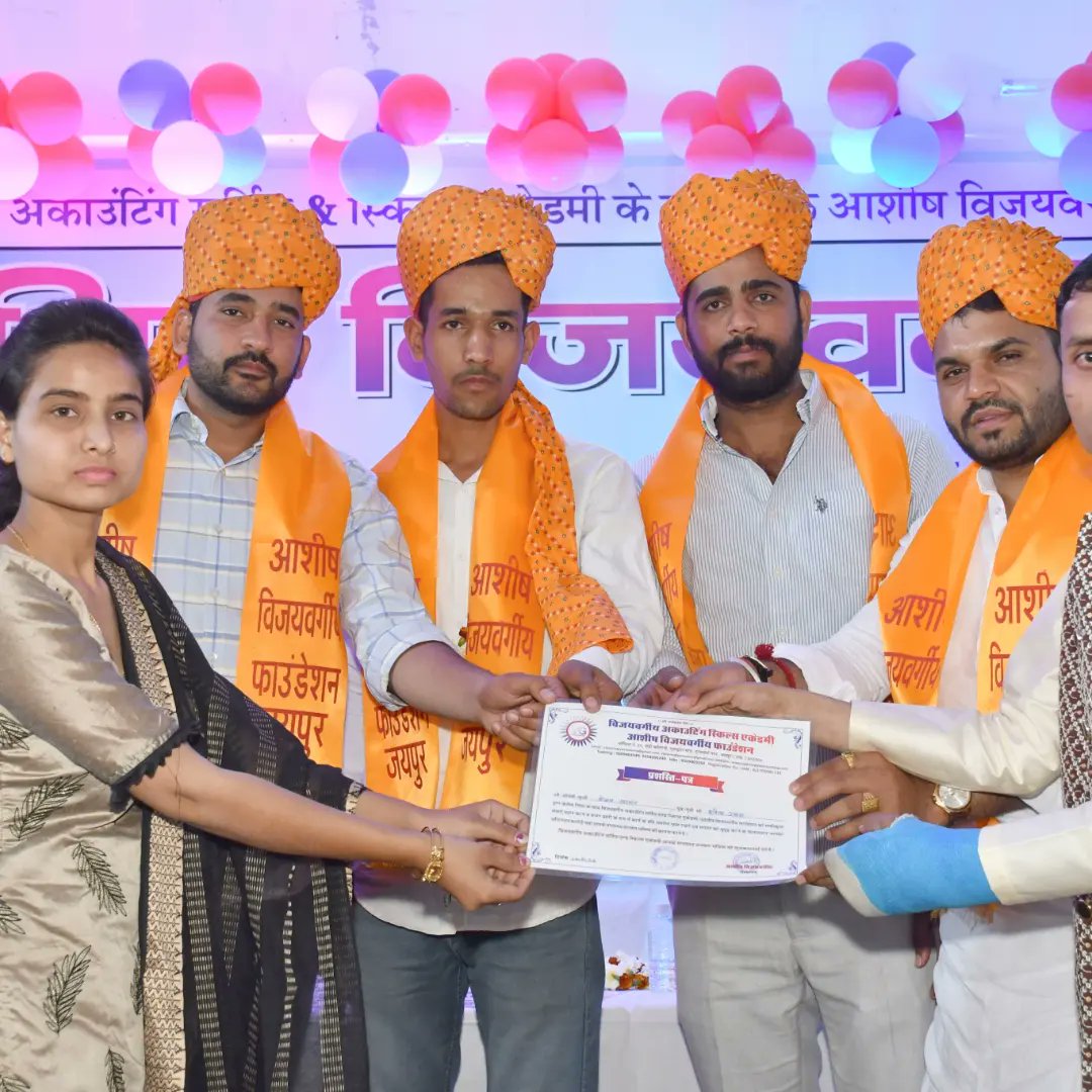 ShiluVeer's tweet photo. अगर आप जिंदगी में कुछ हासिल करना,
चाहते हो तो मेहनत से दोस्ती कर लो 
शीलू गुर्जर राजस्थान विश्वविद्यालय
#shilu #shilugurjar #shiluveer #shiluveergurjar @ShiluVeer https://t.co/MUwxVJ3VJD