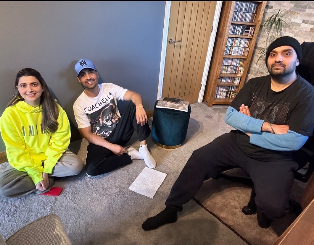 pollywoodtadka's tweet photo. Diljit Dosanjh ਤੇ Nimrat Kharia Music Director Tru Skoll ਨਾਲ ਫਿਲਮ ਜੋੜੀ ਦੇ ਗੀਤ ਦੀ Recording ਸਮੇਂ
#DiljitDosanjh #NimratKhaira #TruSkool #Music #Jodi #Recording https://t.co/oyhie8HgwK