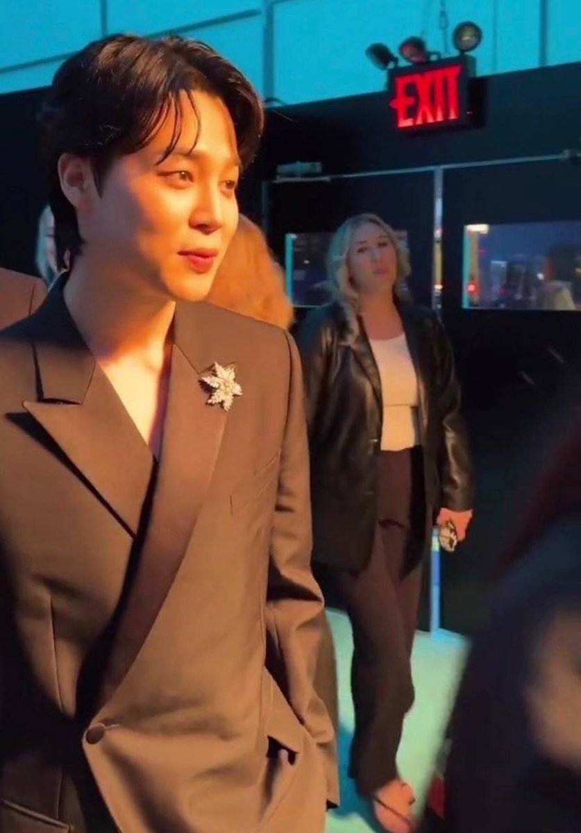 یه سری چت از سولو استنای جیمین پخش شده یه گروه تقریبا صد نفری که فعالیت میکنن برای اینکه آلبوم سولو بقیه اعضا موفق نشه ،ولی فوکوس اصلیشون روی تهیونگ و جونگ‌کوکه 
ظاهرا این گروه از سال 2017 فعالیت داره و نکته ترسناک ترش اینه که استف های کمپانی هم باهاشون همکاری دارن 
یه سری از +