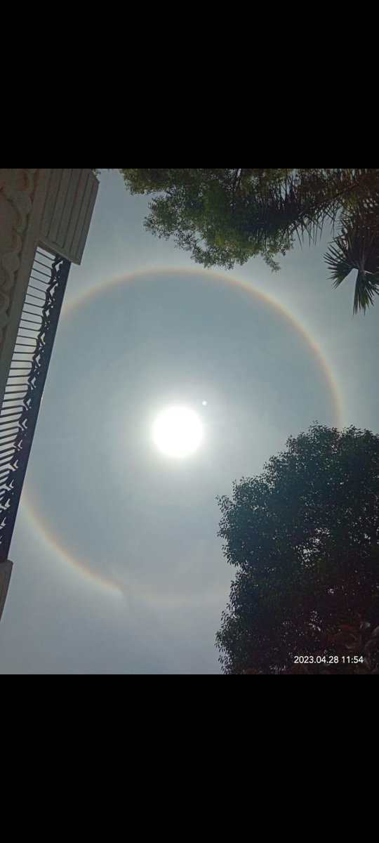 Sanjh55356129's tweet photo. @ANI #HaloSun #22°halo #prayagraj https://t.co/38tDzp9Ie8