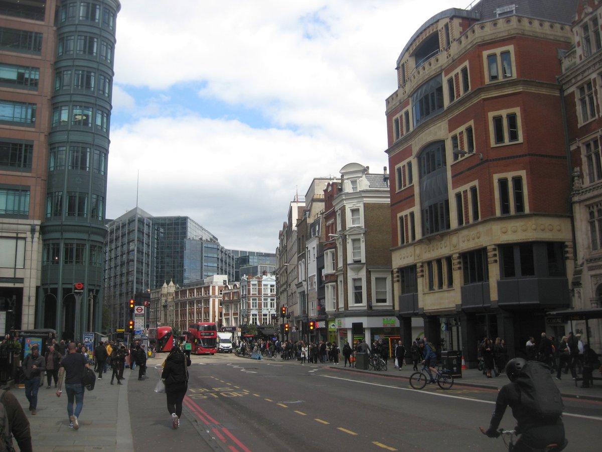 egapnala65's tweet photo. #bishopsgate #bishopsgateinstitute #nicholashawksmoor #spitalfields #christchurchspitalfields From my #london based walk on Tuesday https://t.co/5l976eMMwI